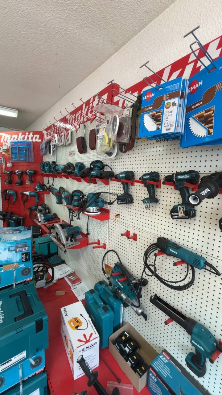 Perceuses, visseuses et meuleuses Makita exposées chez Clinic' Outil 43