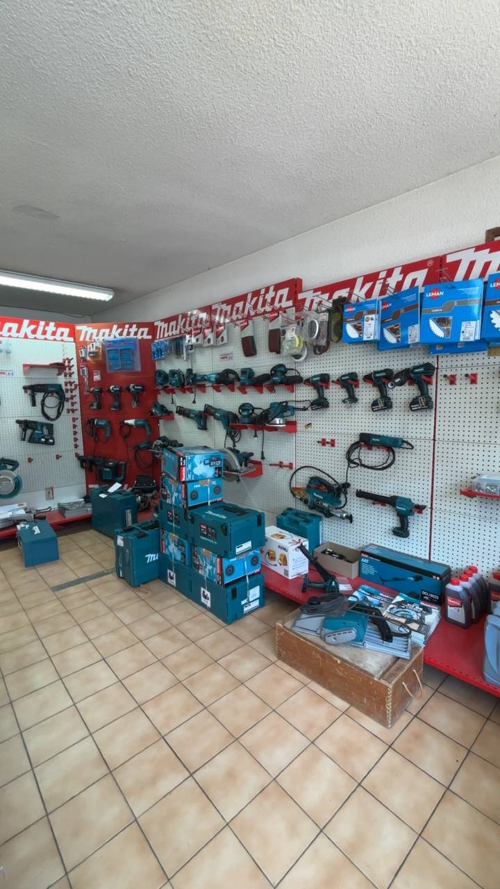 Mur d'exposition Makita avec perceuses, meuleuses et disques dans le magasin Clinic' Outil 43