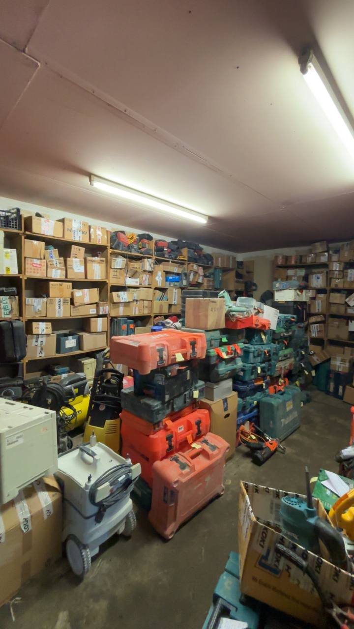 Réserve de pièces détachées et de matériel dans le stock de Clinic' Outil 43